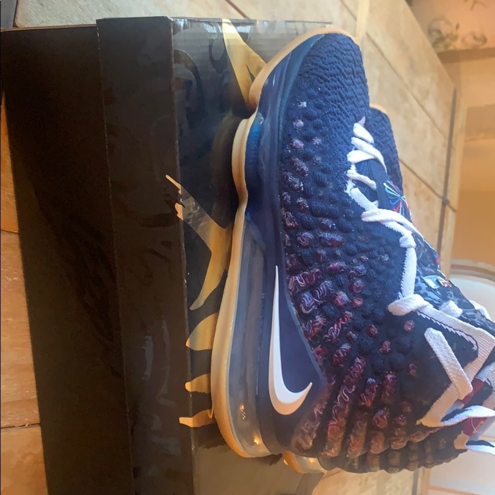 Nike Lebron James  XVII